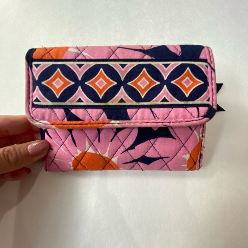 VERA BRADLEY RFID Riley Compact Foldable Wallet Love Me Daisy Pattern - pink